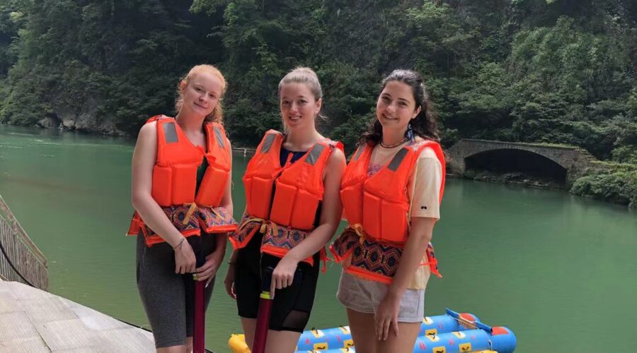 Tourists were happy to enjoy the rafting trip in Mengdong River from Zhangjiajie, which operated by Zhangjiajie Travel Club - China Top Trip.