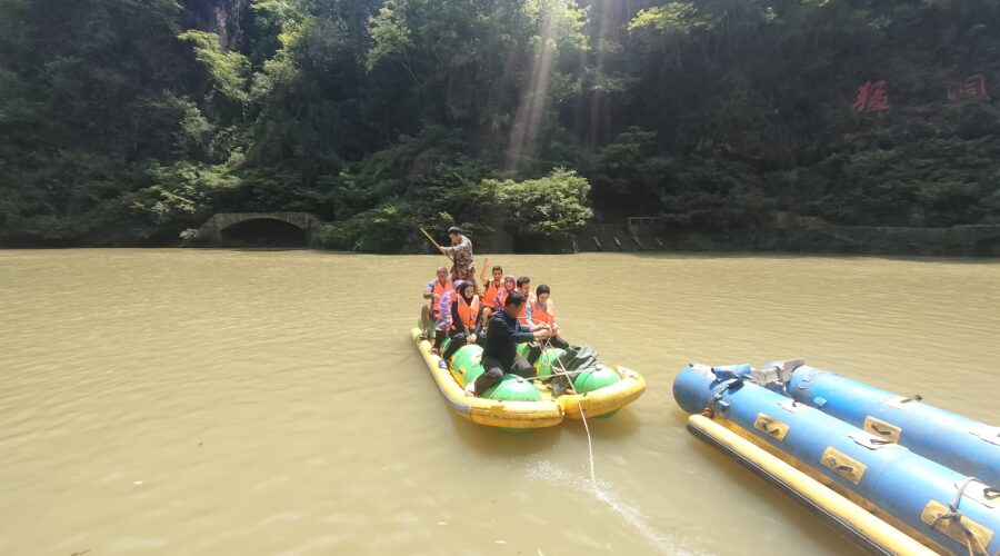 Tourists were happy to enjoy the rafting trip in Mengdong River from Zhangjiajie, which operated by Zhangjiajie Travel Club - China Top Trip.
