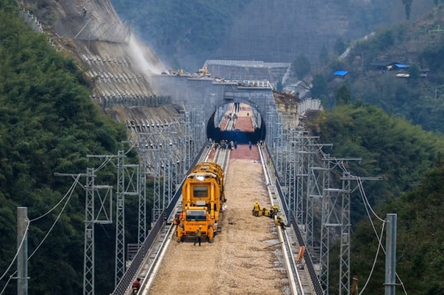 Track Laying Starts on Qianjiang-Zhangjiajie-Changde Railway